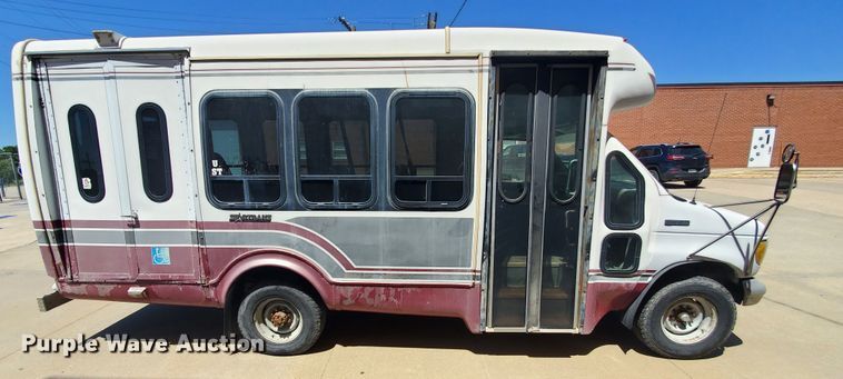 image for item DF5588 1993 Ford Econoline E350  StarTrans shuttle bus