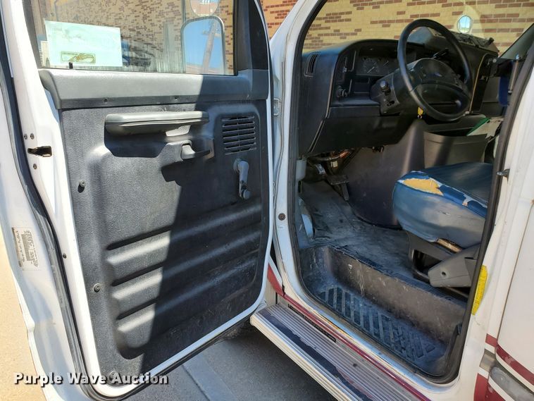 image for item DF5588 1993 Ford Econoline E350  StarTrans shuttle bus