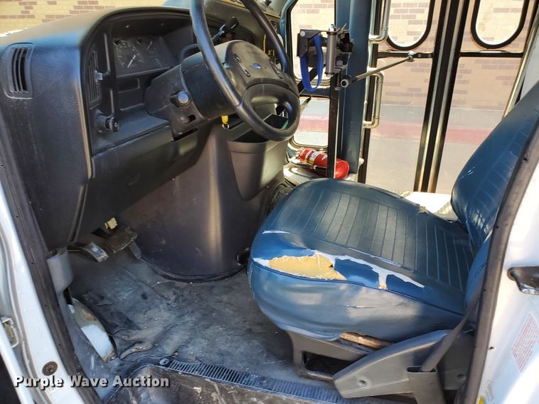 image for item DF5588 1993 Ford Econoline E350  StarTrans shuttle bus