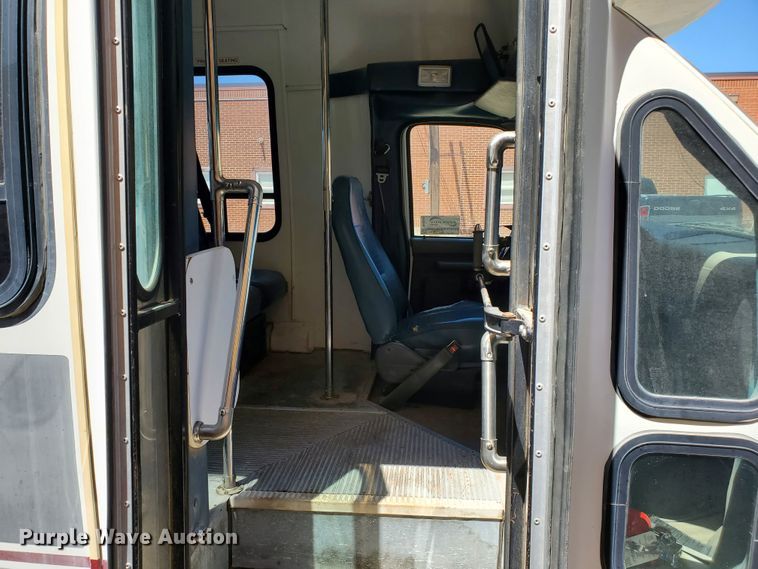 image for item DF5588 1993 Ford Econoline E350  StarTrans shuttle bus