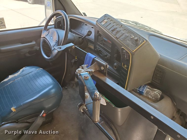 image for item DF5588 1993 Ford Econoline E350  StarTrans shuttle bus