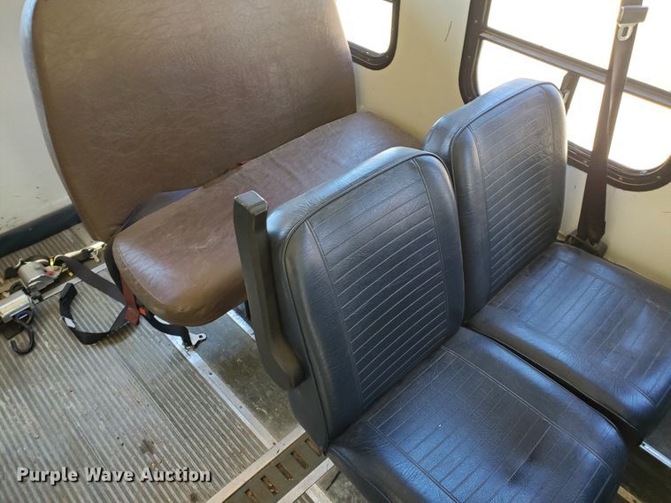 image for item DF5588 1993 Ford Econoline E350  StarTrans shuttle bus