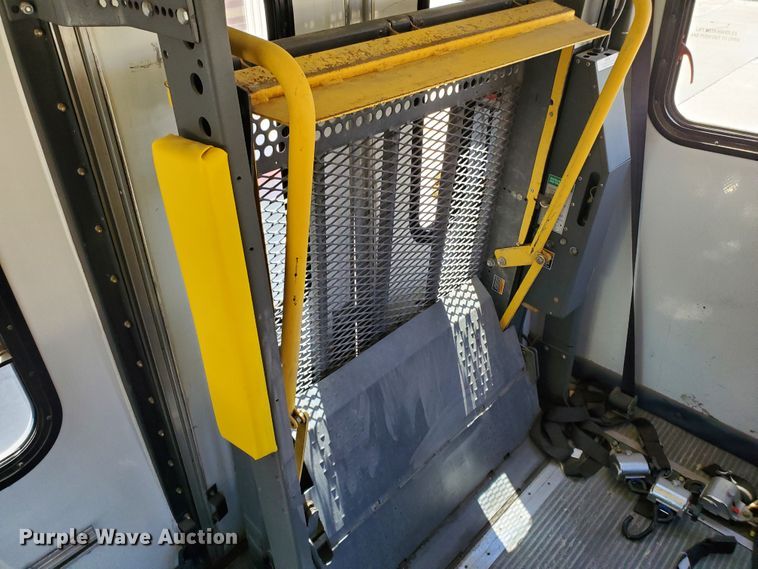 image for item DF5588 1993 Ford Econoline E350  StarTrans shuttle bus