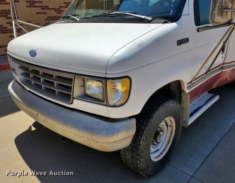image for item DF5588 1993 Ford Econoline E350  StarTrans shuttle bus