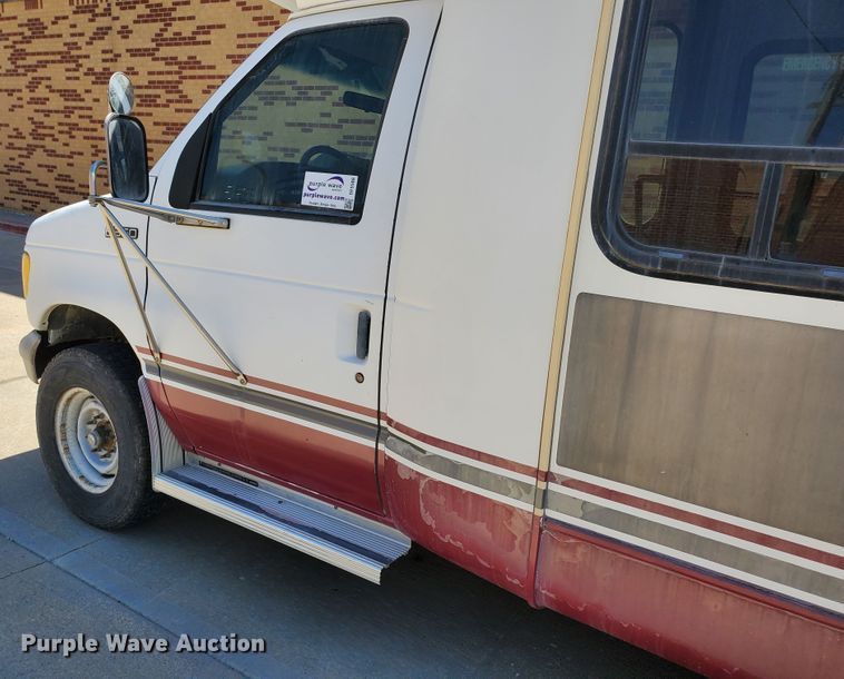 image for item DF5588 1993 Ford Econoline E350  StarTrans shuttle bus