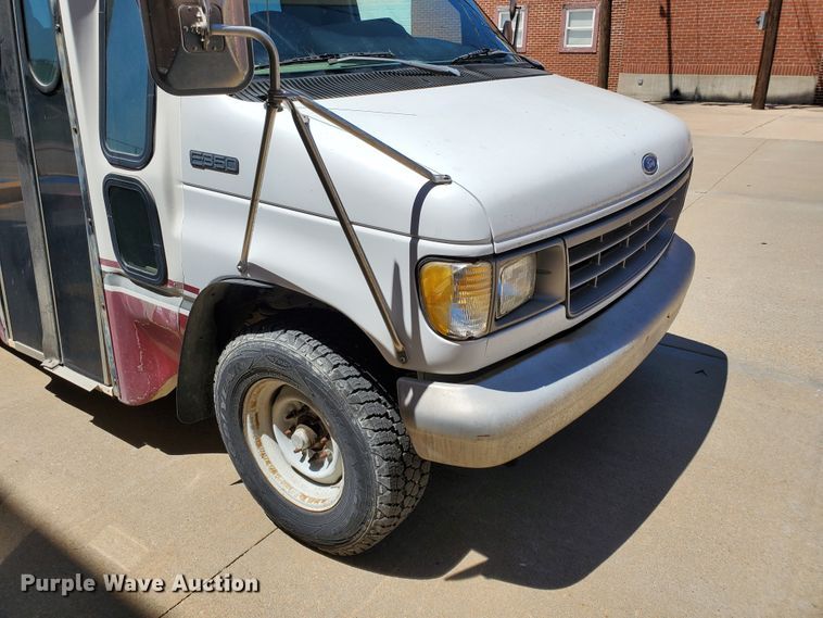 image for item DF5588 1993 Ford Econoline E350  StarTrans shuttle bus