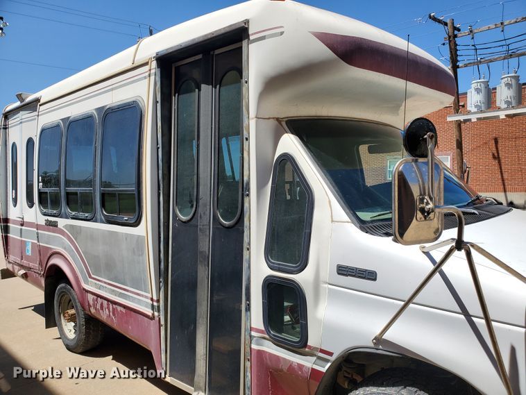 image for item DF5588 1993 Ford Econoline E350  StarTrans shuttle bus