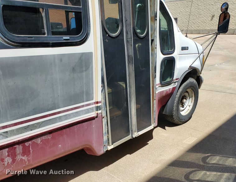 image for item DF5588 1993 Ford Econoline E350  StarTrans shuttle bus