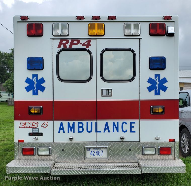 image for item DF7532 2000 Ford Econoline E450 Super Duty  ambulance