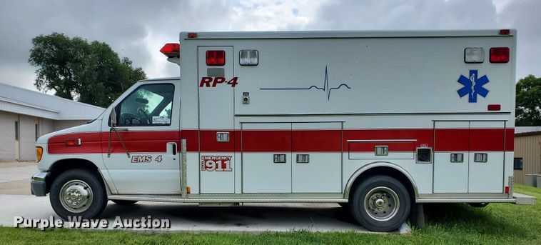 image for item DF7532 2000 Ford Econoline E450 Super Duty  ambulance