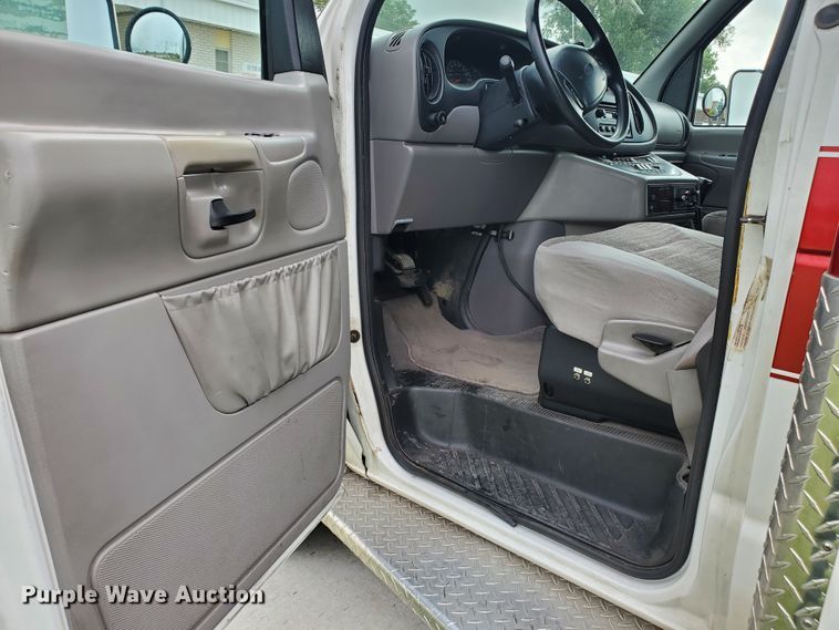 image for item DF7532 2000 Ford Econoline E450 Super Duty  ambulance