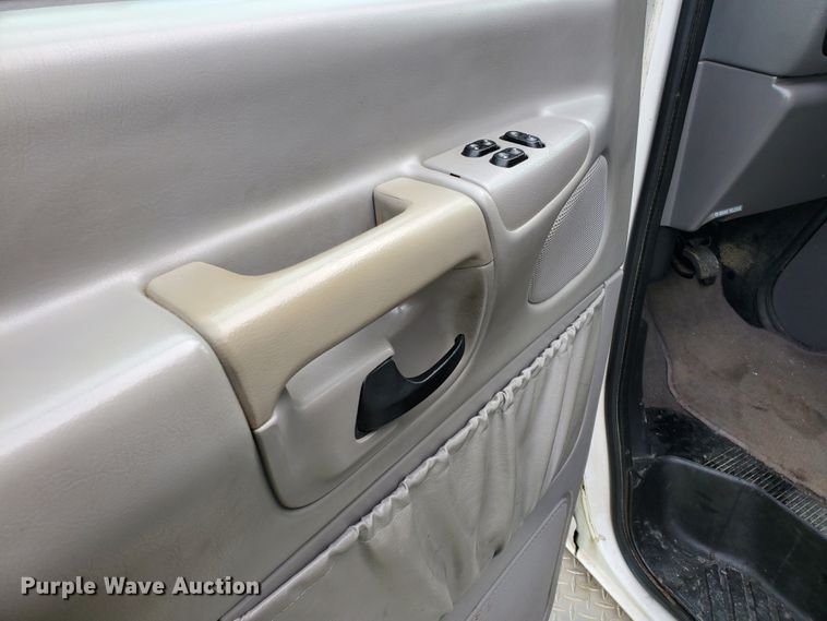 image for item DF7532 2000 Ford Econoline E450 Super Duty  ambulance