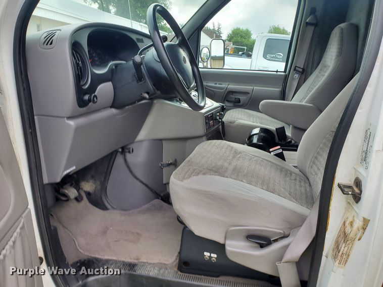 image for item DF7532 2000 Ford Econoline E450 Super Duty  ambulance