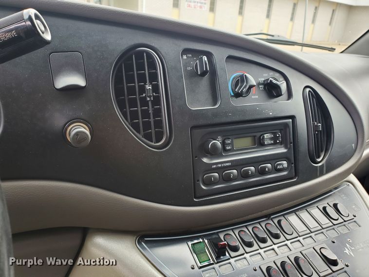 image for item DF7532 2000 Ford Econoline E450 Super Duty  ambulance