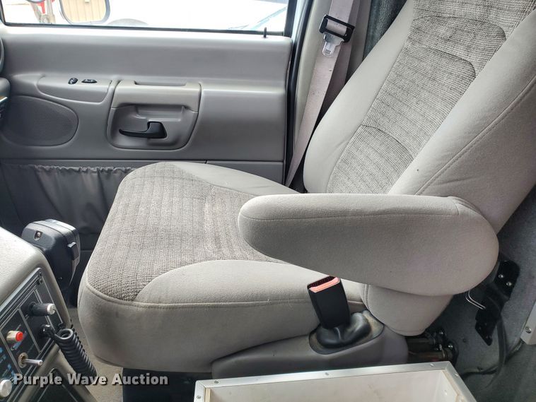 image for item DF7532 2000 Ford Econoline E450 Super Duty  ambulance