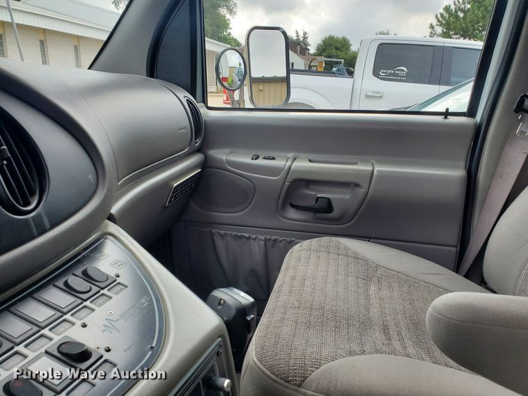 image for item DF7532 2000 Ford Econoline E450 Super Duty  ambulance