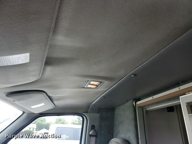 image for item DF7532 2000 Ford Econoline E450 Super Duty  ambulance