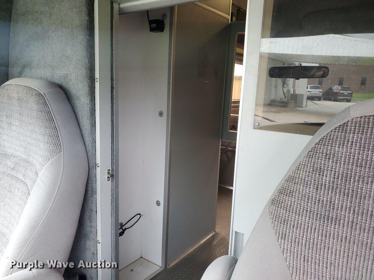 image for item DF7532 2000 Ford Econoline E450 Super Duty  ambulance