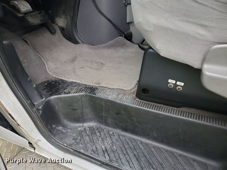 image for item DF7532 2000 Ford Econoline E450 Super Duty  ambulance