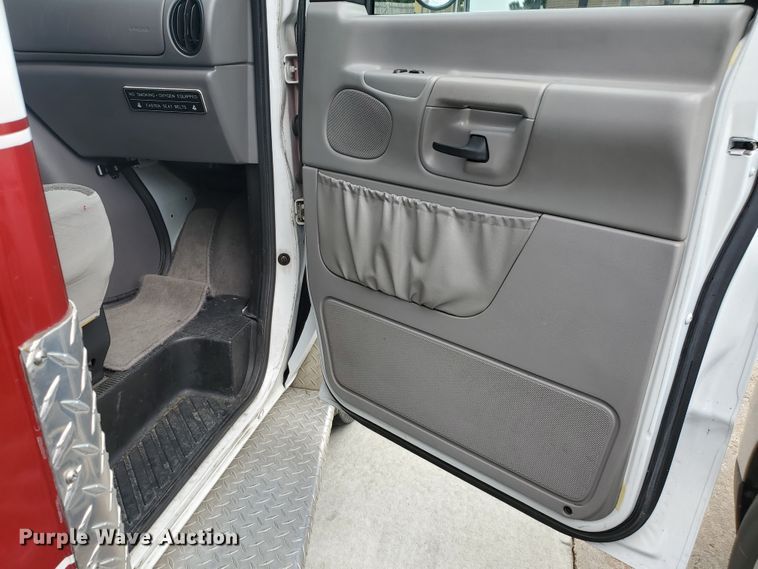 image for item DF7532 2000 Ford Econoline E450 Super Duty  ambulance