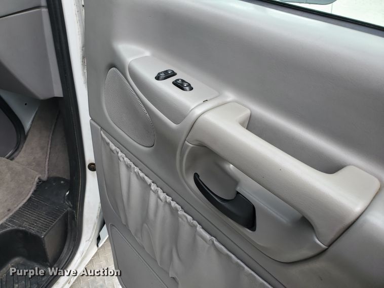 image for item DF7532 2000 Ford Econoline E450 Super Duty  ambulance