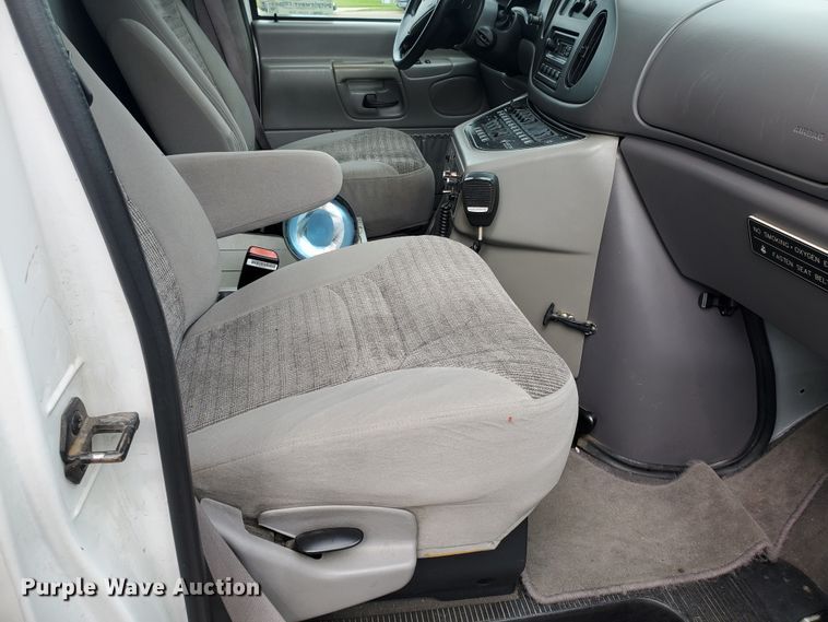 image for item DF7532 2000 Ford Econoline E450 Super Duty  ambulance