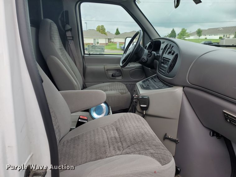 image for item DF7532 2000 Ford Econoline E450 Super Duty  ambulance