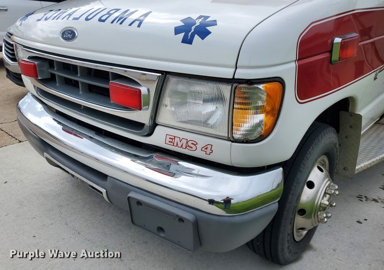 image for item DF7532 2000 Ford Econoline E450 Super Duty  ambulance