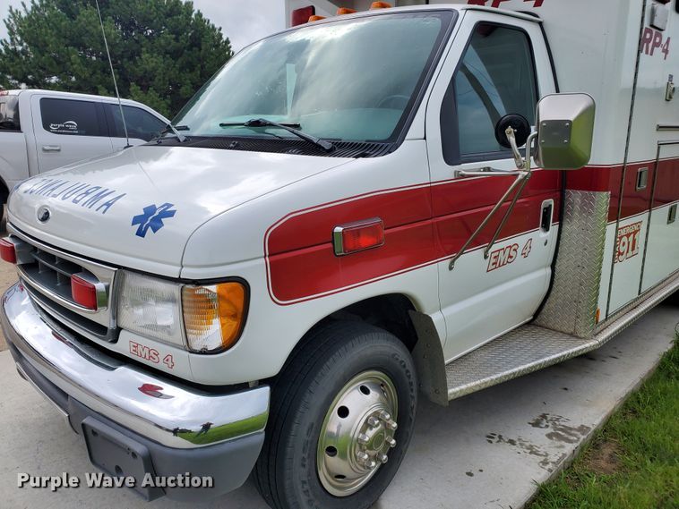 image for item DF7532 2000 Ford Econoline E450 Super Duty  ambulance