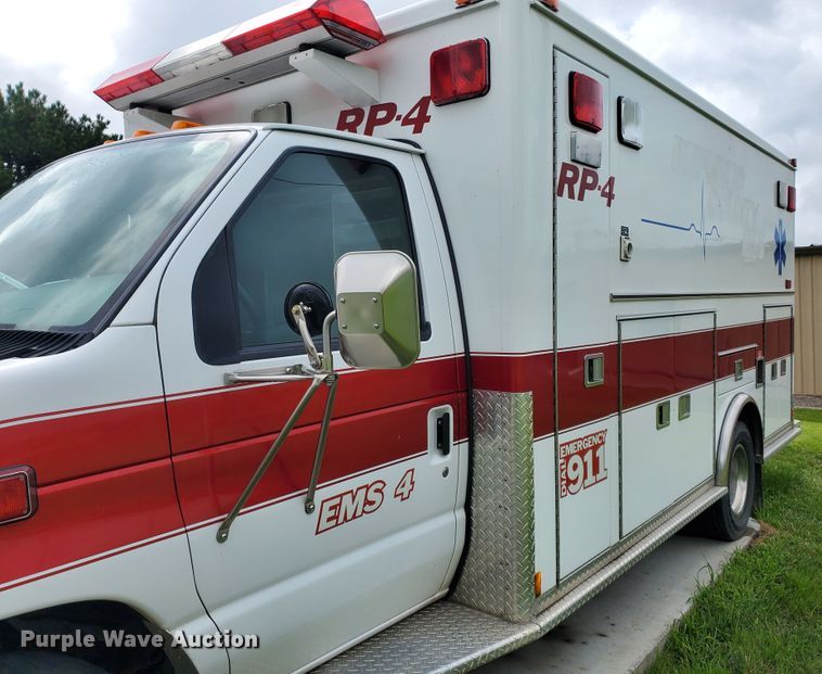 image for item DF7532 2000 Ford Econoline E450 Super Duty  ambulance