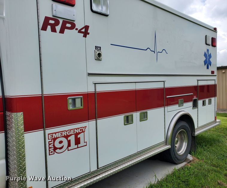 image for item DF7532 2000 Ford Econoline E450 Super Duty  ambulance