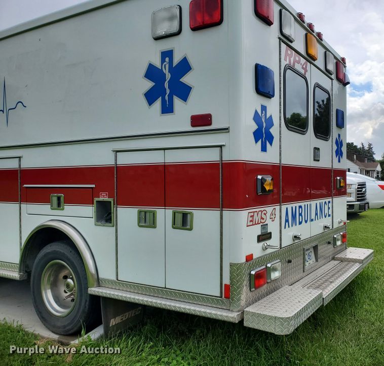 image for item DF7532 2000 Ford Econoline E450 Super Duty  ambulance