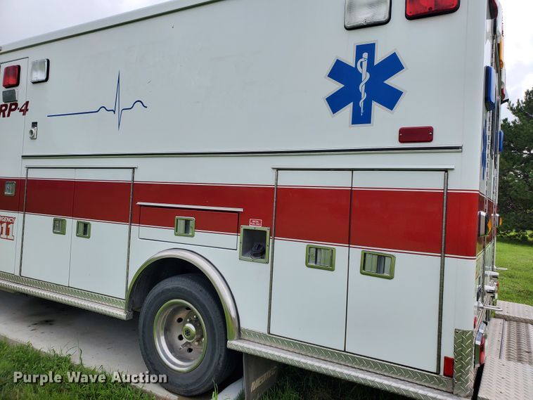image for item DF7532 2000 Ford Econoline E450 Super Duty  ambulance