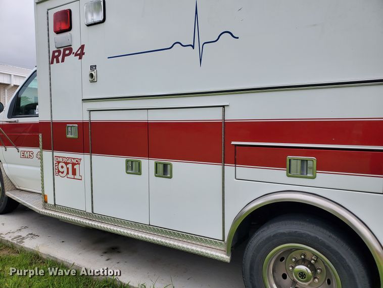 image for item DF7532 2000 Ford Econoline E450 Super Duty  ambulance