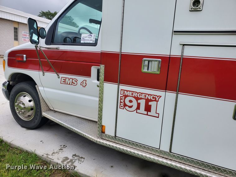 image for item DF7532 2000 Ford Econoline E450 Super Duty  ambulance