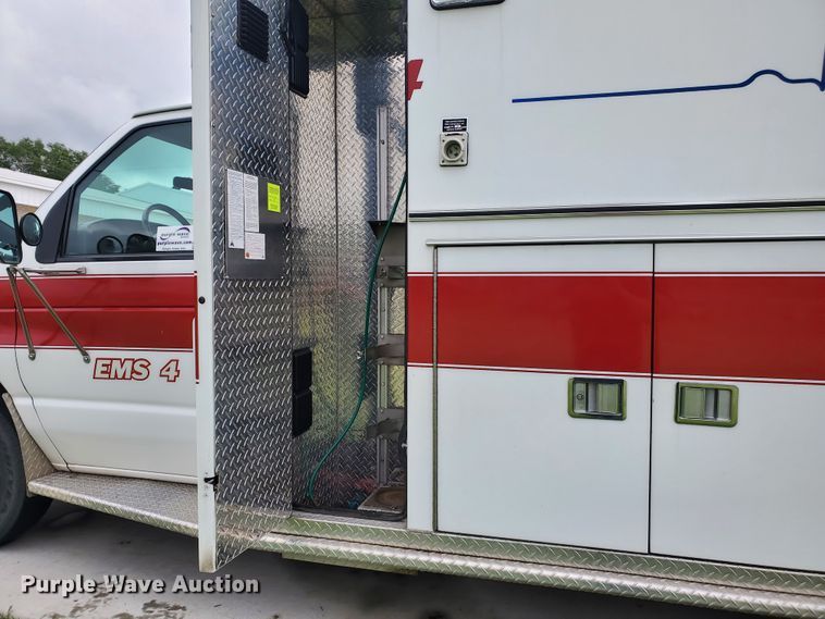 image for item DF7532 2000 Ford Econoline E450 Super Duty  ambulance