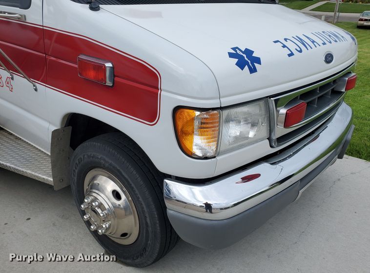 image for item DF7532 2000 Ford Econoline E450 Super Duty  ambulance