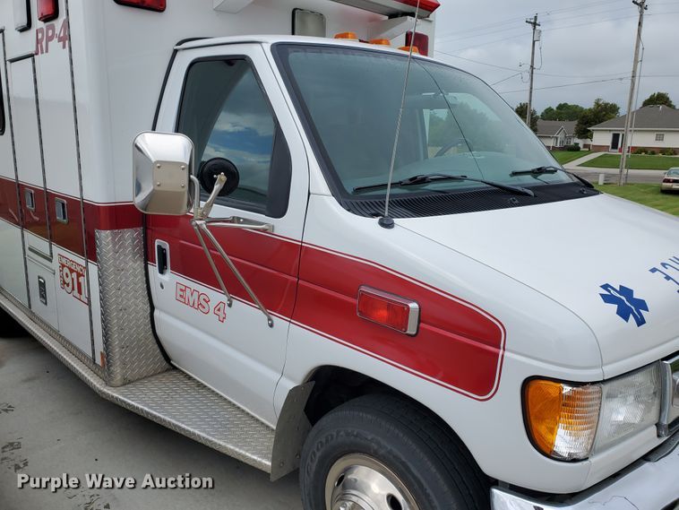 image for item DF7532 2000 Ford Econoline E450 Super Duty  ambulance