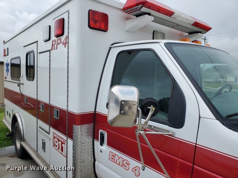 image for item DF7532 2000 Ford Econoline E450 Super Duty  ambulance