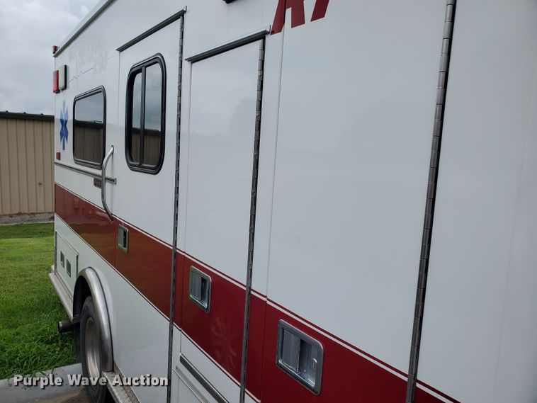 image for item DF7532 2000 Ford Econoline E450 Super Duty  ambulance