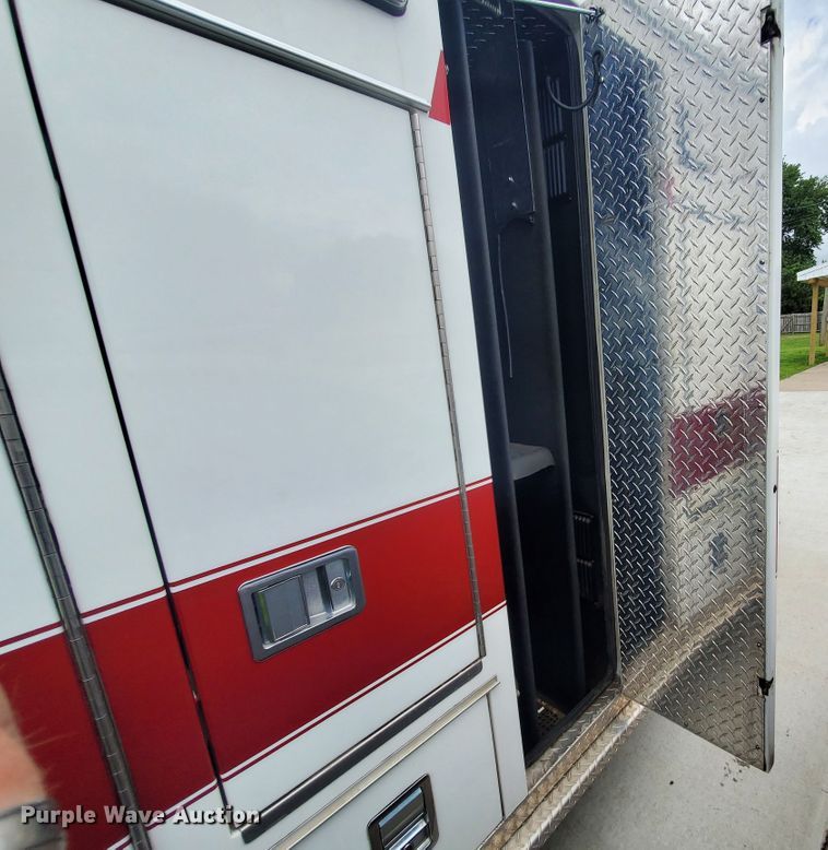 image for item DF7532 2000 Ford Econoline E450 Super Duty  ambulance