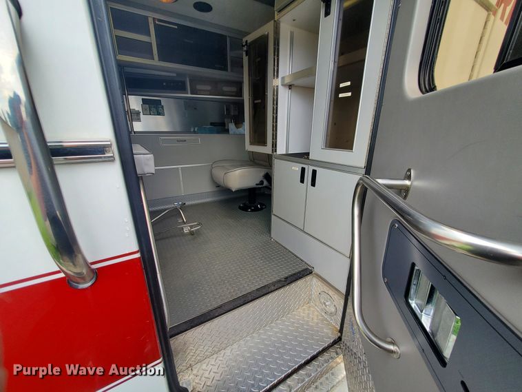 image for item DF7532 2000 Ford Econoline E450 Super Duty  ambulance