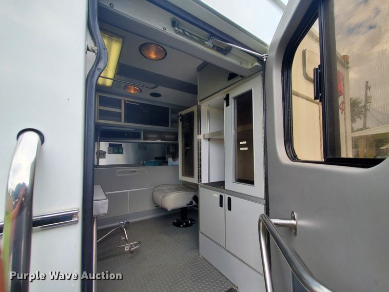 image for item DF7532 2000 Ford Econoline E450 Super Duty  ambulance