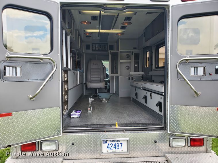 image for item DF7532 2000 Ford Econoline E450 Super Duty  ambulance