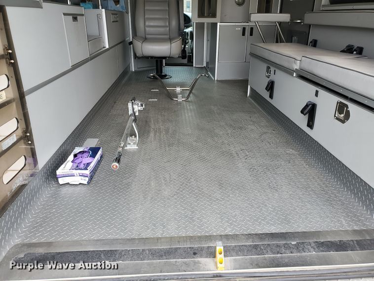 image for item DF7532 2000 Ford Econoline E450 Super Duty  ambulance