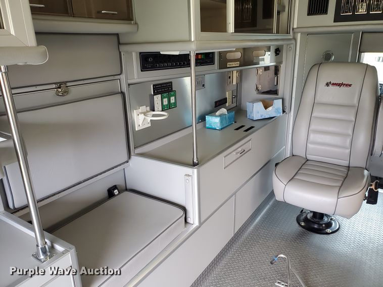 image for item DF7532 2000 Ford Econoline E450 Super Duty  ambulance