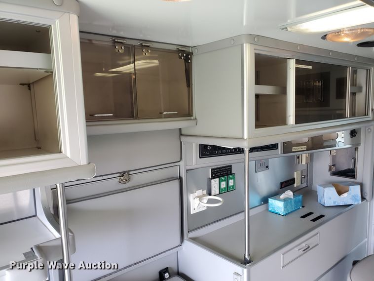 image for item DF7532 2000 Ford Econoline E450 Super Duty  ambulance