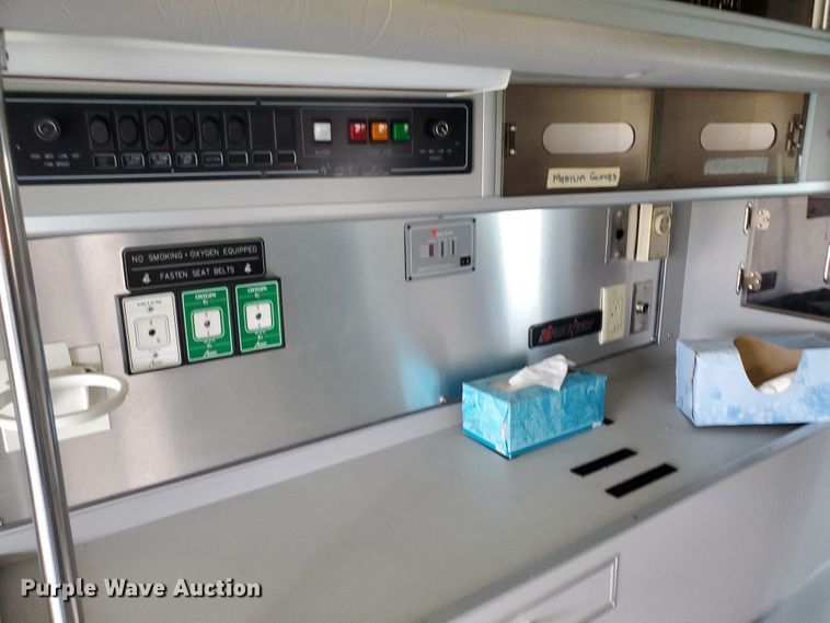 image for item DF7532 2000 Ford Econoline E450 Super Duty  ambulance