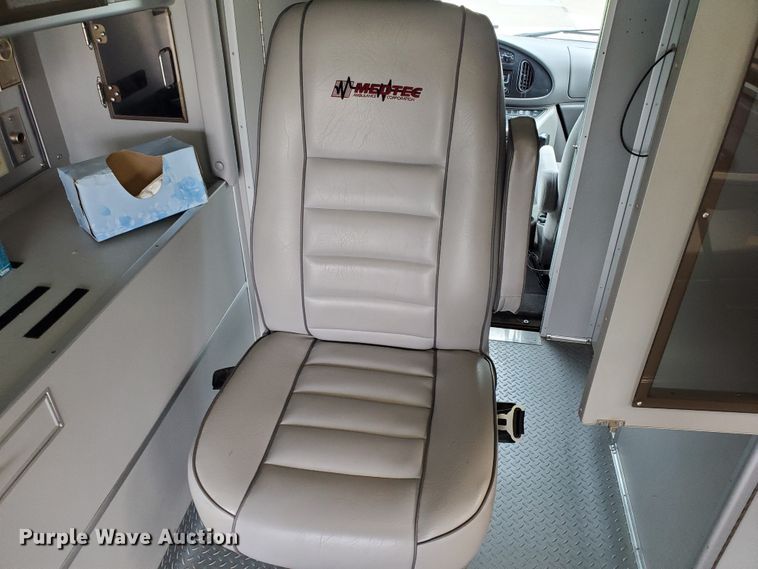 image for item DF7532 2000 Ford Econoline E450 Super Duty  ambulance