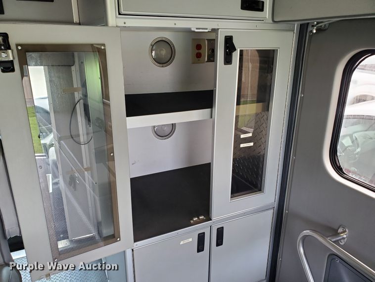 image for item DF7532 2000 Ford Econoline E450 Super Duty  ambulance